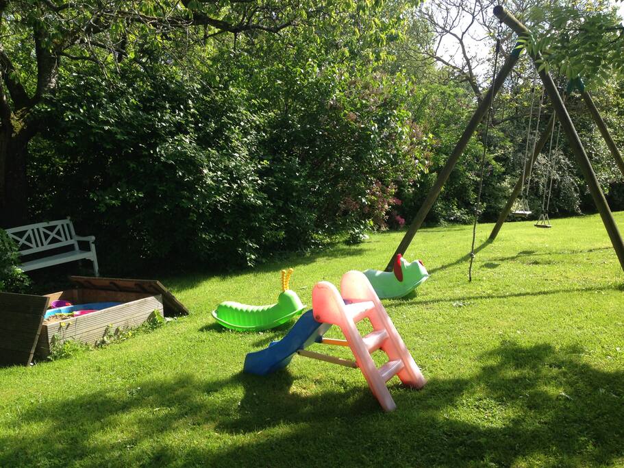 2000 m2 de jardins dont une aire de jeux pour enfants
