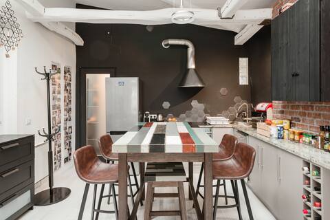 Superb New 2-Story Light-Filled Loft