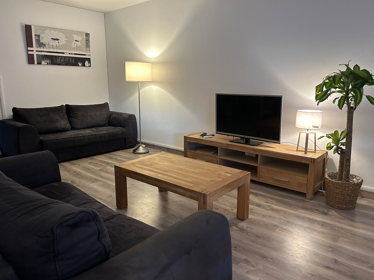 Მისაღები ოთახი აღჭურვილია ორი დივნით, რომლებიც შეიძლება გადაკეთდეს საწოლად დაჯავშნის მოთხოვნისთვის, რაც დამოკიდებულია სტუმრების რაოდენობაზე. 