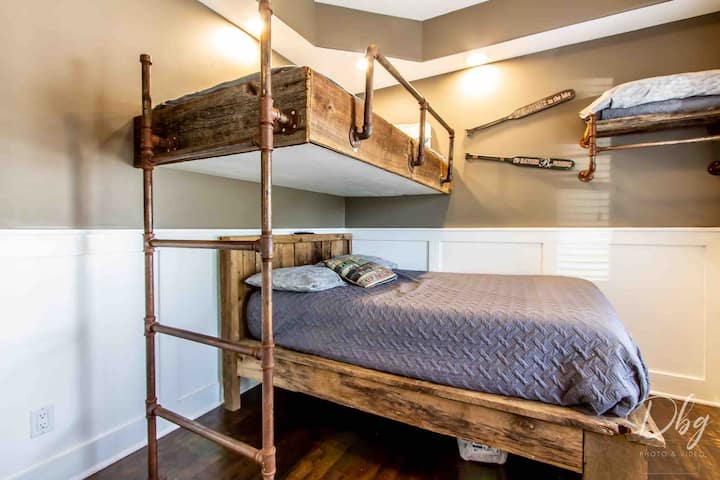 Პირველი სართულის ორსართულიანი საწოლი ოთახი. Ზედა ბიძგი არის ორადგილიანი, ქვედა ორსართული არის სრული, ასევე აქვს 45-დუიმიანი ტელევიზორი კედელზე 