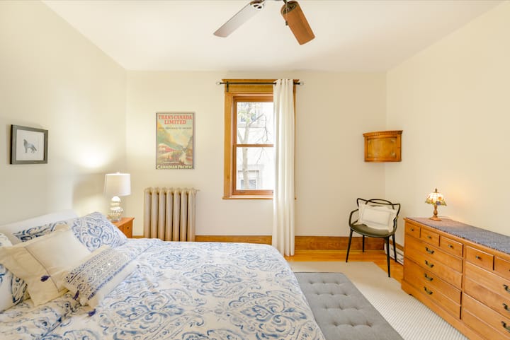 Master bedroom- Queen bed