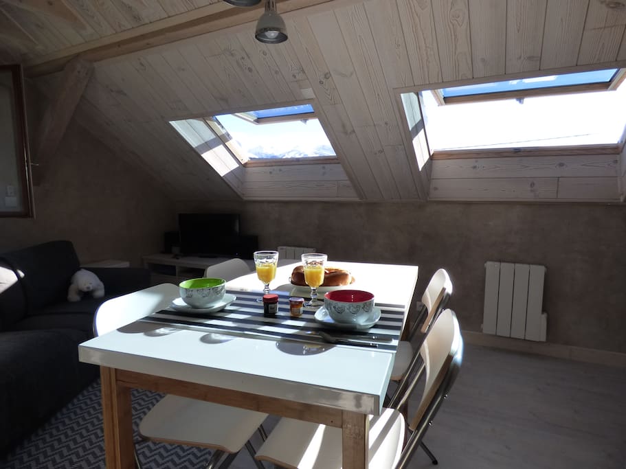 Espace repas avec vue Est et plein Sud