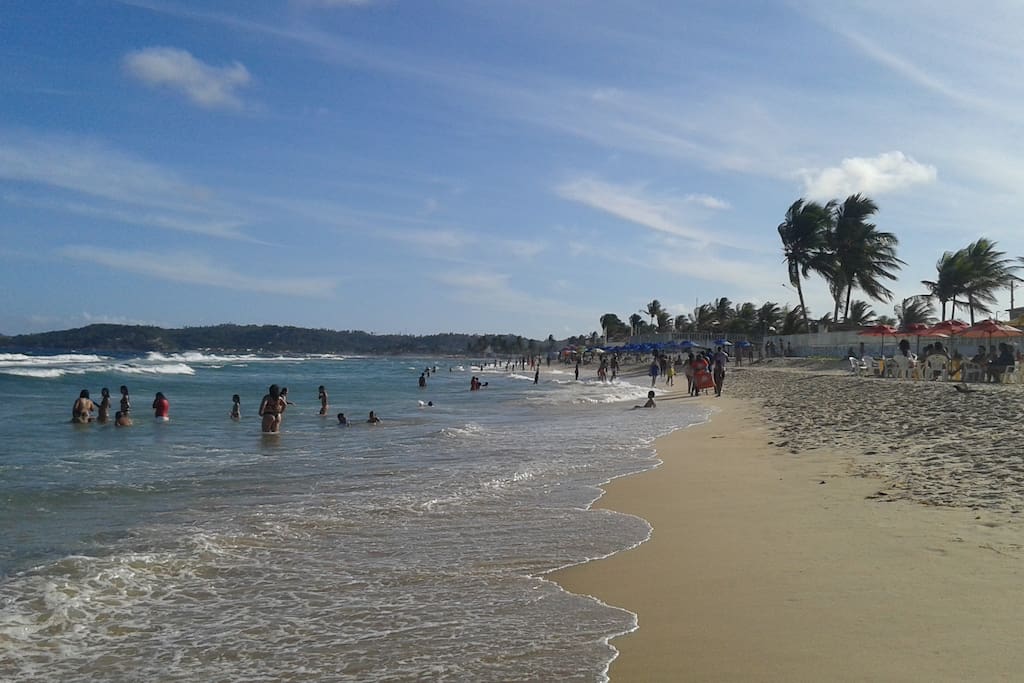 A maré baixa forma deliciosas piscinas naturais
