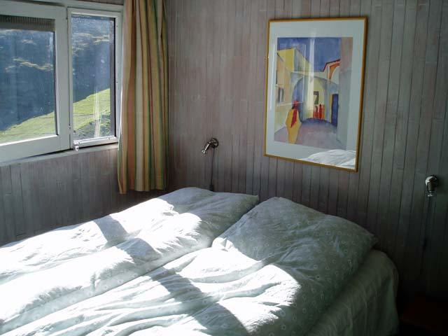 Tweepersoonsbed in de slaapkamer met uitzicht op de bergen