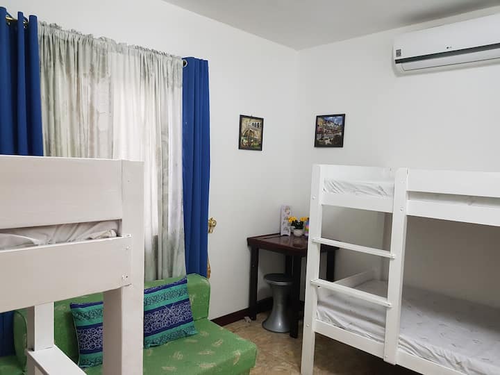 Dormitorio 2 con 2 camas dobles en la terraza y sofá cama.