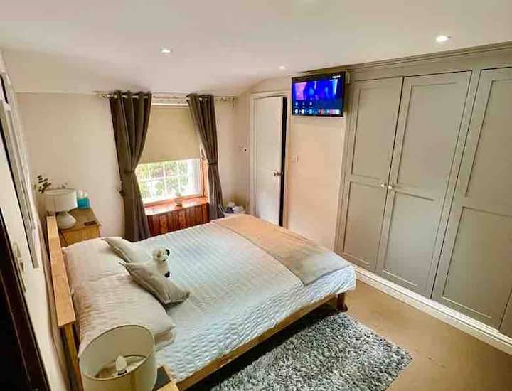 חדר שינה ראשי עם חדר רחצה צמוד 