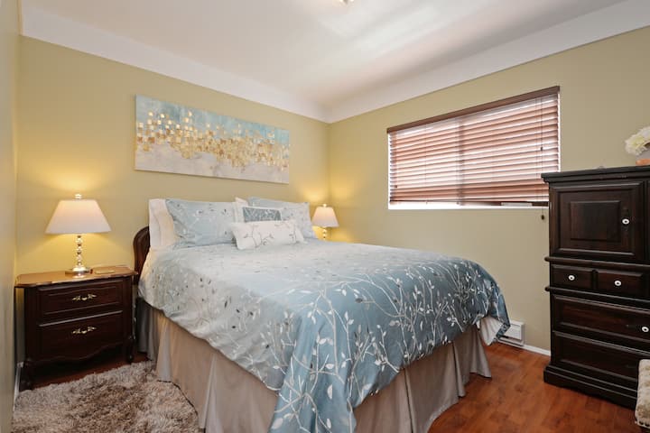 سرير كوين مريح في غرفة النوم الثانية