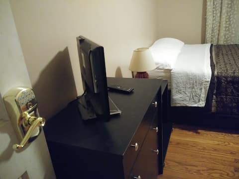 2 mn walk to green line subway - Free parking