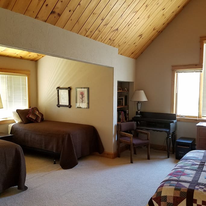 2 California Singles in the same area as the Queen Bed.