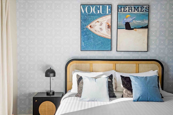 Втора спалня с голямо двойно легло, дрешник, станция за подготовка и поставка за багаж. Гардеробът съдържа и сгъваемо двойно креватче, което може да се постави във всяка удобна стая. В шкафа за спално бельо в коридора има чаршафи. 