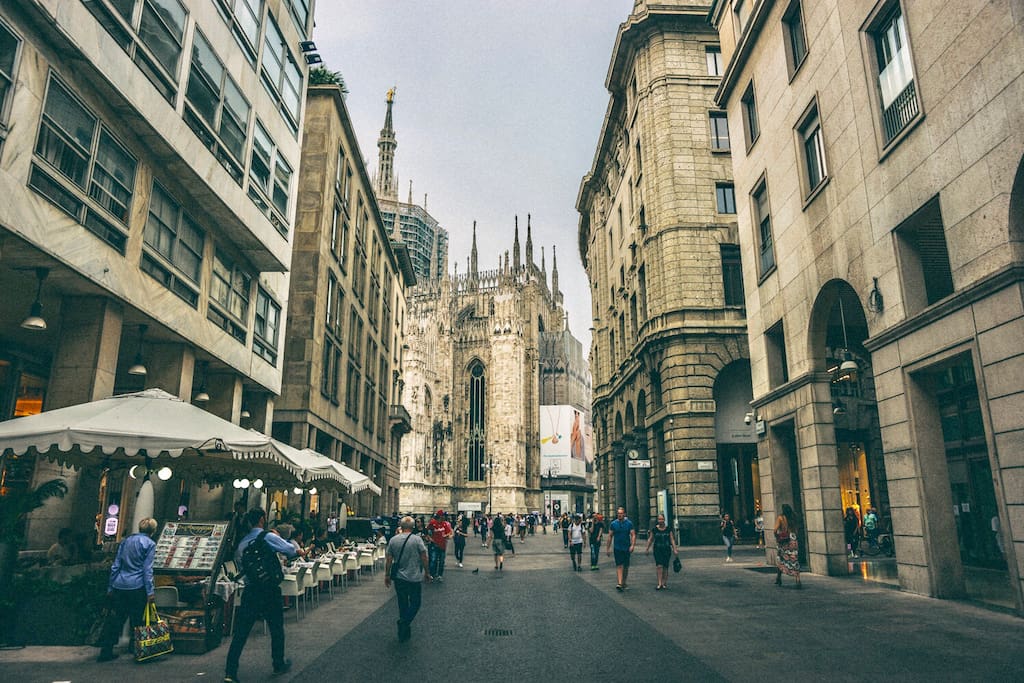 Duomo Cathedral in 1 minute top position of Milan
