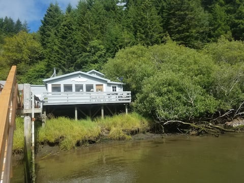 Bandon Cabin on Coquille River unobstructed views.