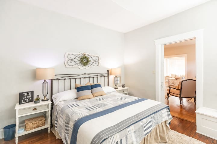 Dormitorio tamaño king en el primer piso. Tiene una puerta de bolsillo que conduce a la sala de estar y un baño justo al otro lado del pasillo.