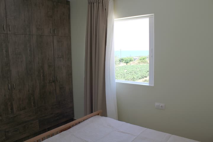 Главна спална соба со брачен кревет (широк 125 - 149 см)