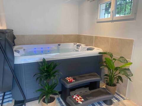 Studio with indoor Jacuzzi L 'Échappée Belle