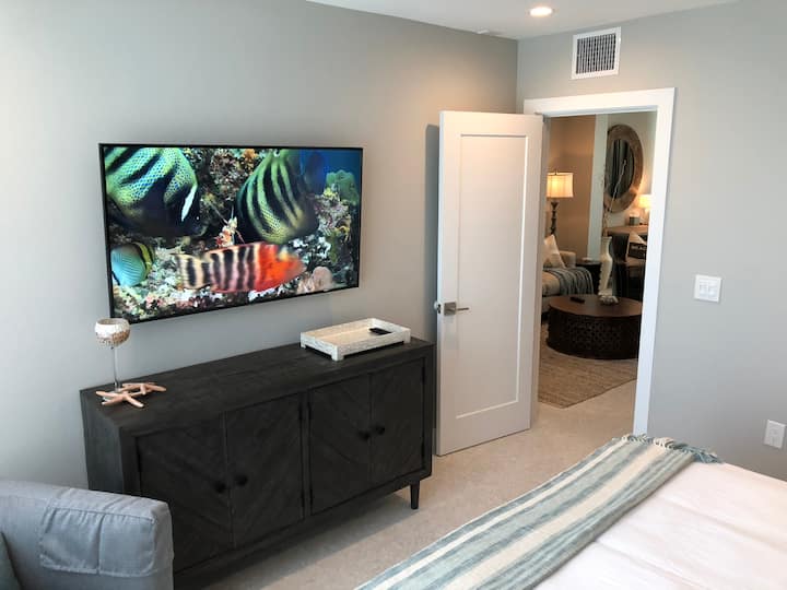 El dormitorio principal ofrece televisión por cable completa y conectividad a Internet para servicios de streaming (los huéspedes deben usar sus propias cuentas).
