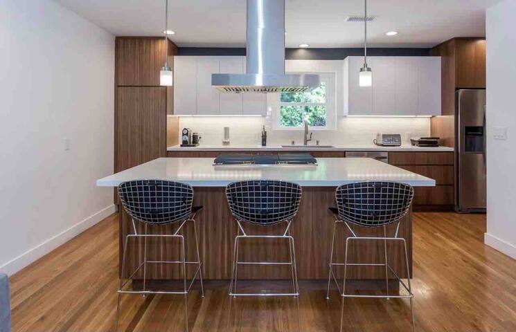 BEAUTIFUL HOUSE IN SHERMAN OAKS, NEAR ATTRACTIONS! gallery image 4