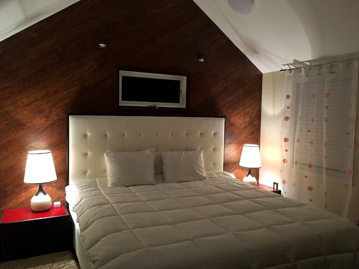 बेड उन लोगों के लिए है जो रात के गुणवत्ता समय का आनंद लेते हैं और आराम से सोने के लिए बहुत अधिक जगह की सराहना करते हैं।