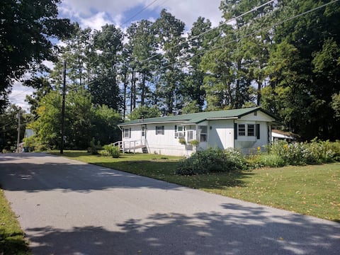 Henrietta’s Hideaway-Walk Downtown!