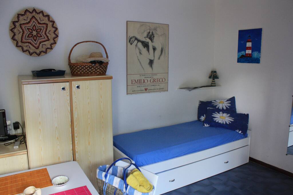Letto singolo / matrimoniale (estraibile), armadio