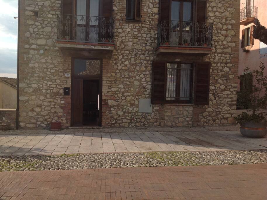 l' ingresso di casa dalla piazzetta