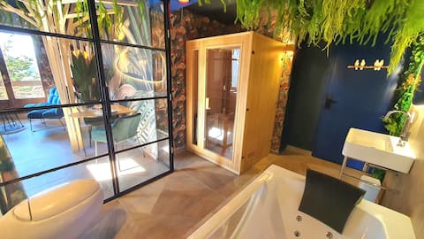 In the heart of nature, a jacuzzi, hammam and sauna