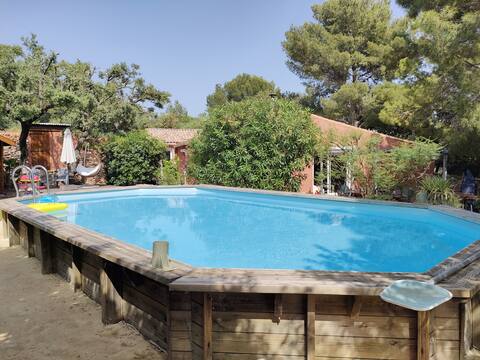 Lovely villa with pool in the scrubland