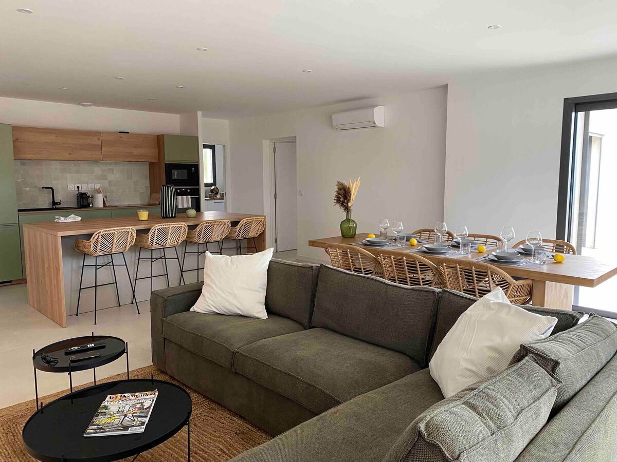 Popular Airbnb listing: Modern villa with pool on the edge of vineyards in Ghisonaccia