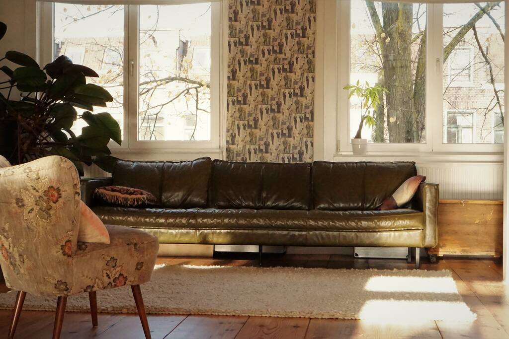 3rd floor: couch in the spacious and light livingroom