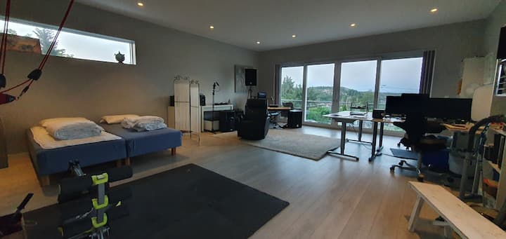 Gereji/eneo la kulala, vitanda 2 vya mtu mmoja 90cm