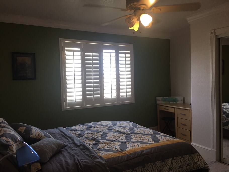Queen bed next to full bath