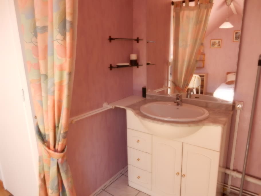lavabo et wc dans la chambre
