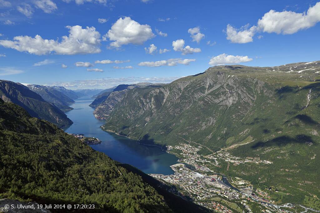 Utsikt utover fjorden og sentrum av Odda