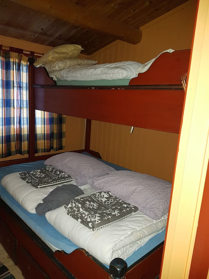 Spavanje - bračni krevet + jednokrevetna