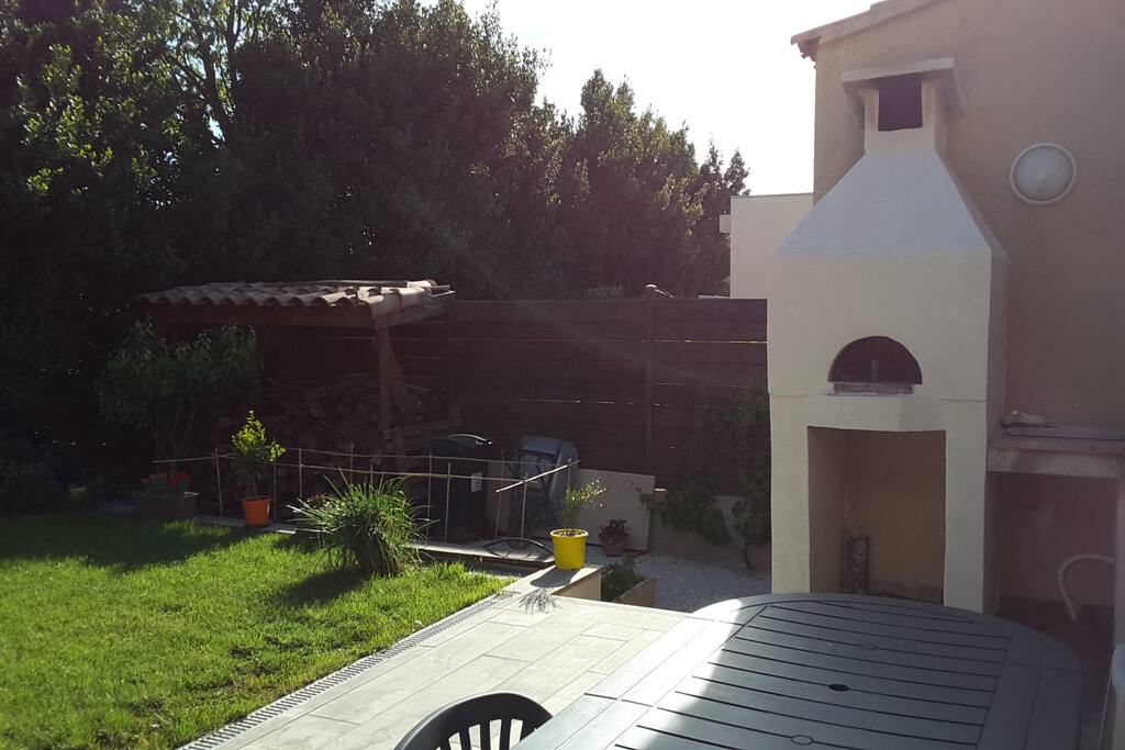 Four a pizza et terrasse avec barbecue