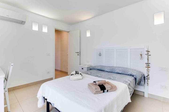 第二间双人卧室配备标准双人床，可添加第三张床（位于带婴儿床的壁橱里）