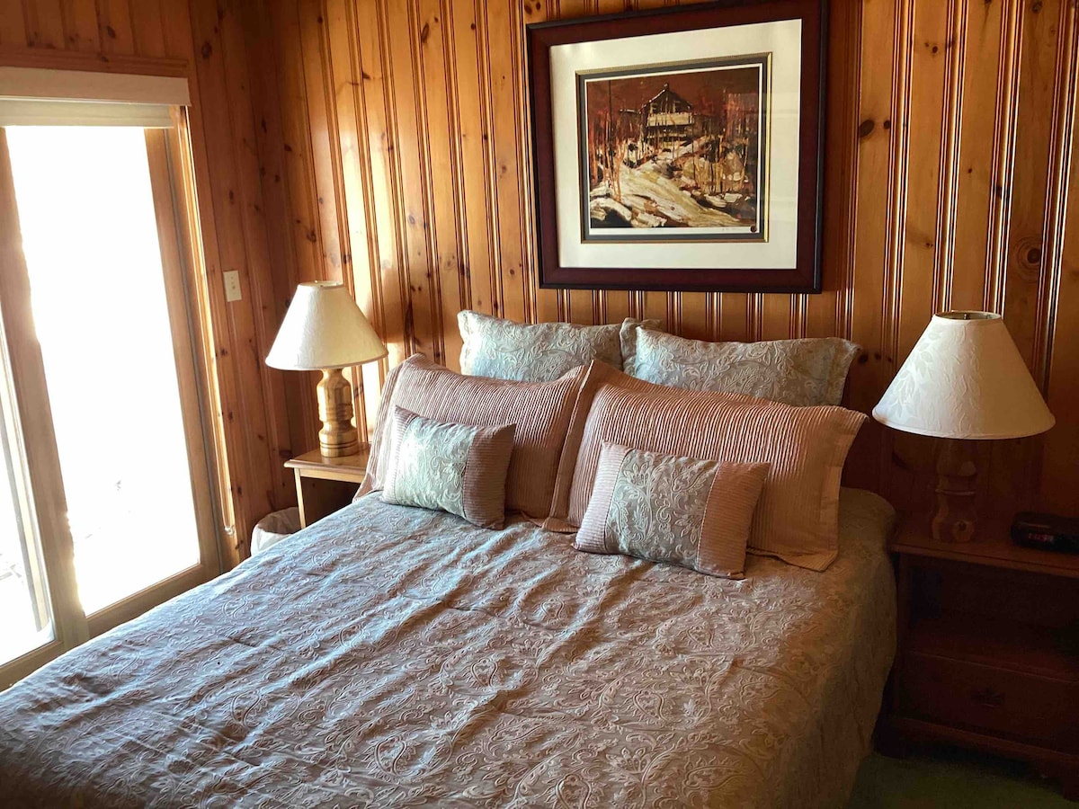 Dormitorio con cama tamaño queen