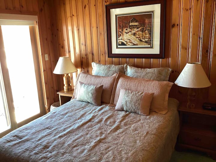 ห้องนอนพร้อมเตียงควีนไซส์