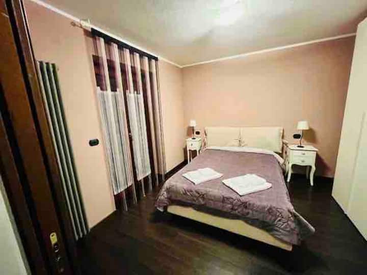 חדר שינה זוגי אלגנטי עם פארק עץ.