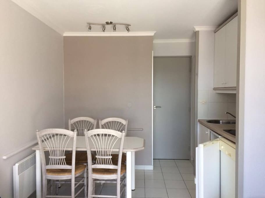 Espace cuisine (la porte fermé nous envoie à la salle de bain, au lit superposé et à l'entrée principale).