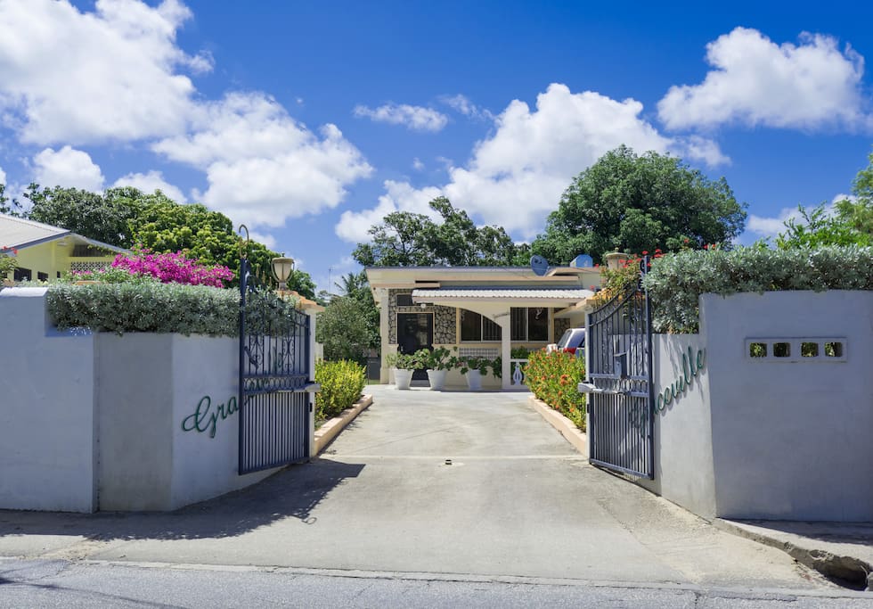The entrance to Graceville.