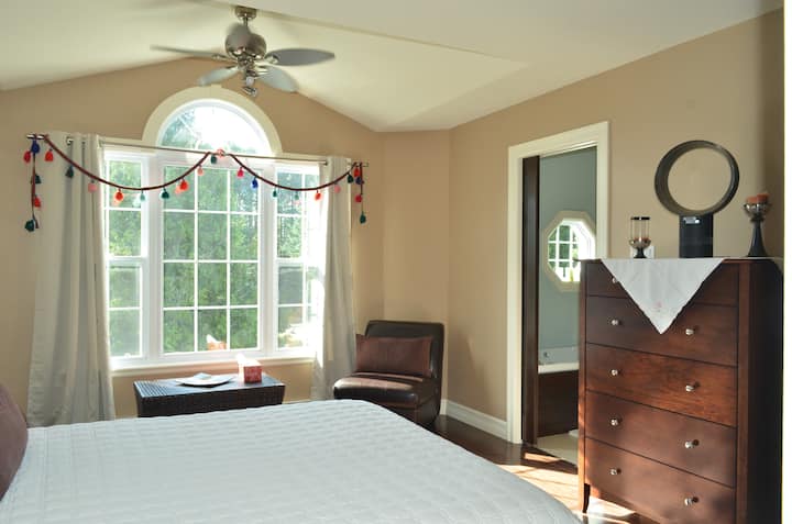 Master suite with full bath, Super clean, Comfortable high-quality Queen bed, garden, and sunset view, Quiet neighborhood, Family guest House up to 7, Fully Equipped, Close to downtown and ski station, Close to lake and swimming pool, Bike Trail