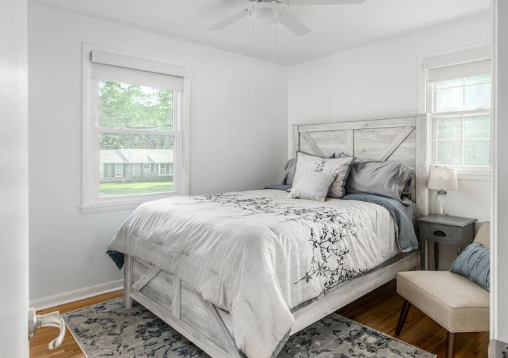 מיטת קווין סייז עם מצעים מפוארים.