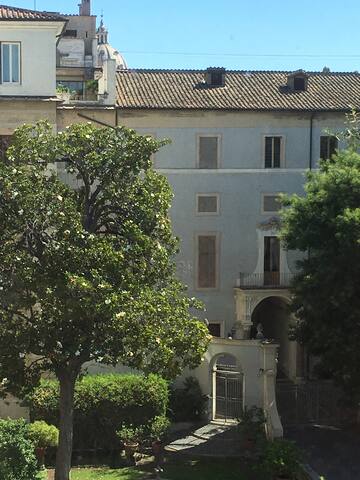 A quiet heaven penthouse in the heart of Rome gallery image 4