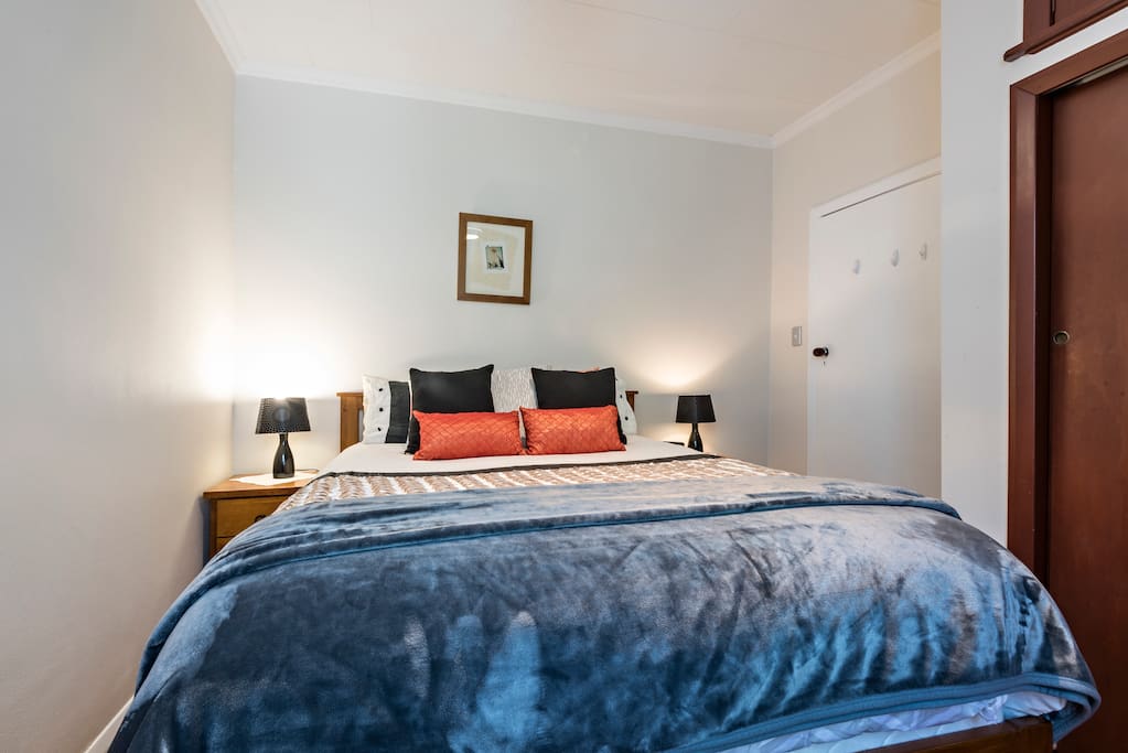 Queen bedroom. If you are a couple with two children you could stay here with your children next door