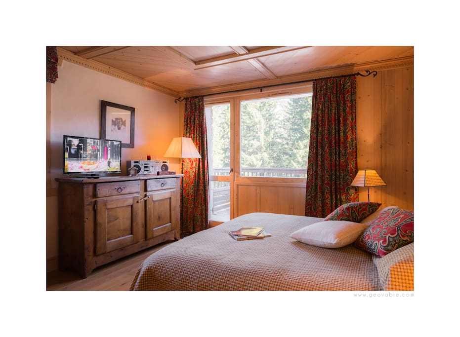 Chambre de maître, donnant sur la terrasse avec sa salle de bains ( 2 lits de 80 cm pouvant être rapprochés pour lit de 160)