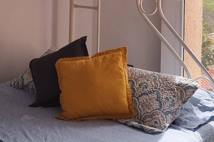 חדר עם מיטת קומתיים. יש בו מיטה זוגית ומיטת יחיד למעלה, חדר הלבשה וחדר רחצה.