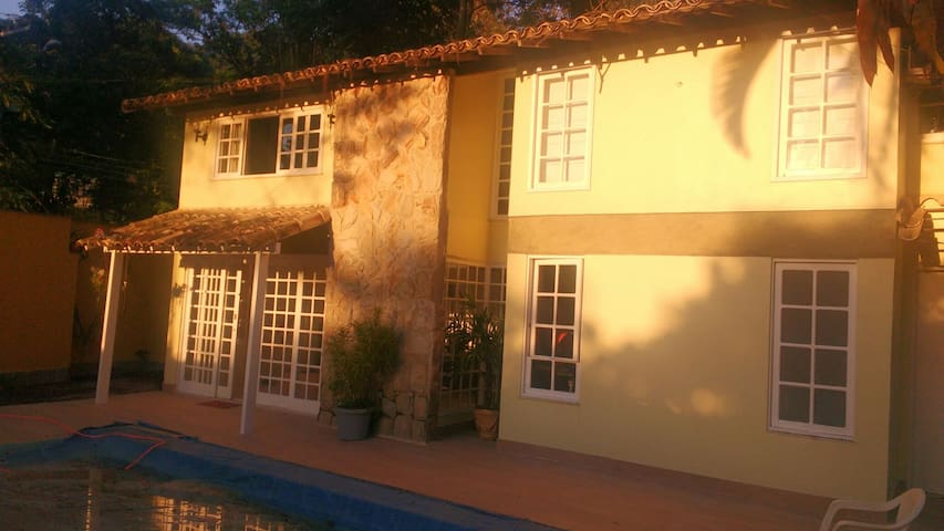 Lazer, paz e segurança apenas 10 minutos da Barra!