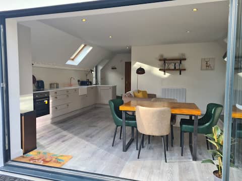 Top performing Airbnb: Cosy Wye Valley escape: walks, nature & hot tub in Herefordshire