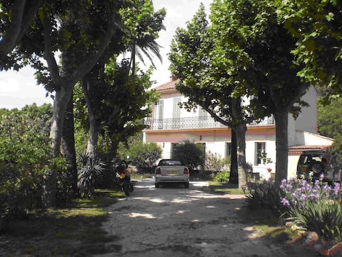 Country setting with pool, sea within 10 km